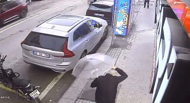 Rüzgarda patlayan camın parçaları başına düştü; o anlar kamerada