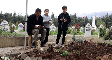 Saldırıda hayatlarını kaybeden öğrencilerin mezarlarını ziyaret edip gözyaşı döktüler