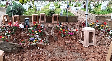 Saldırıda ölen çocukların mezarlarına duygusal notlar bırakıldı