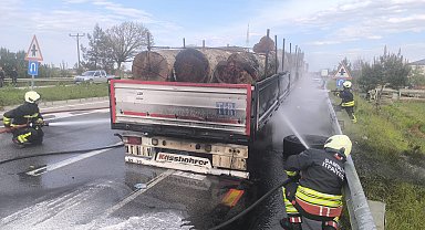 Samsun'da seyir halindeki tomruk yüklü kamyon alev alev yandı