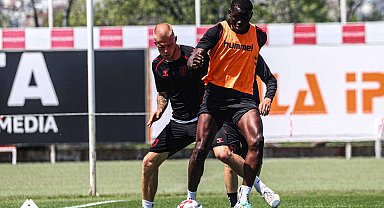 Samsunspor, Corendon Alanyaspor maçının hazırlıklarını tamamlayarak Antalya'ya hareket etti