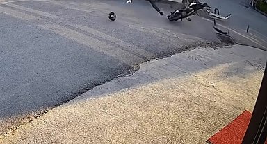 Sanayi sitesinde motosiklet ile otomobilin çarpıştığı kaza kamerada