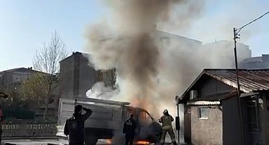 Sancaktepe'de seyir halindeki kamyonette çıkan yangın söndürüldü