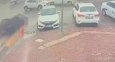 Şanlıurfa'da iki otomobilin çarpıştığı kaza kamerada; 3 yaralı