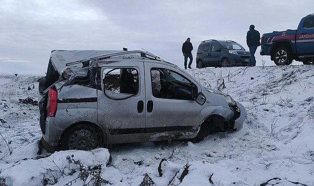 Şarampole devrilen hafif ticari araçtaki baba-oğul yaralandı