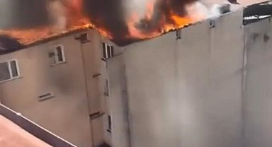 Sarıyer'de 5 katlı binanın çatısı alev alev yandı; mahallede panik yaşandı