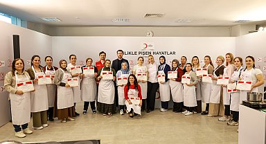 Şef Danilo Zanna depremzede kadınlarla aynı mutfakta buluştu