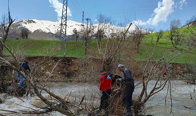 Şemdinli'de dereye düşen 8 yaşındaki Osman için arama çalışması başlatıldı