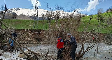 Şemdinli'de dereye düşen 8 yaşındaki Osman için arama çalışması başlatıldı