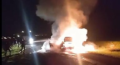 Seyir halindeki otomobil alev aldı; 5 kişi son anda kurtuldu