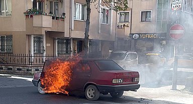 Seyir halindeyken alev alan otomobil yandı