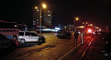 Seyir halindeyken arızalan minibüse hafif ticari araç çarptı: 6 yaralı