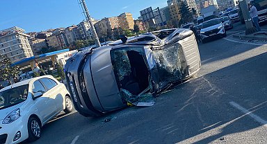 Seyrantepe'de trafik levhasına çapıp takla atan araç kamerada