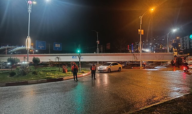 Siirt'te 50 metrelik köprü kirişi, kavşakta takılı kaldı; yol 8 saat kapandı