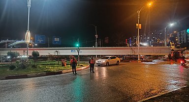 Siirt'te 50 metrelik köprü kirişi, kavşakta takılı kaldı; yol 8 saat kapandı