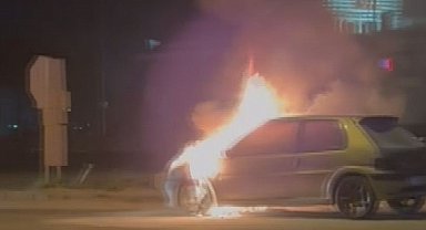 Silivri'de seyir halindeki otomobil alev alev yandı