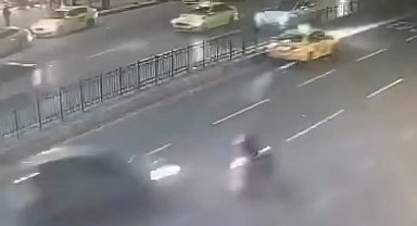 Şişhane'de otomobilin çarptığı motosiklet durağa daldı; kaza kamerada 1 ölü 3 yaralı