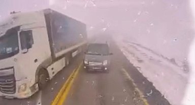 Sisli yolda hatalı sollama kazası araç kamerasında