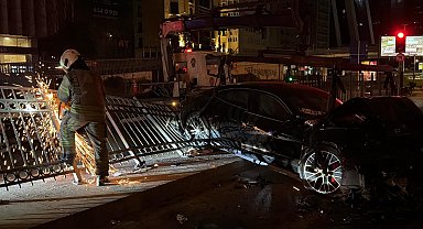 Şişli'de lüks otomobil demir korkuluklara çarptı: 3 yaralı