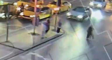 Şişli'de otomobilin çarptığı direk Mısırlı turistin üzerine devrildi; beyin kanaması geçirdi