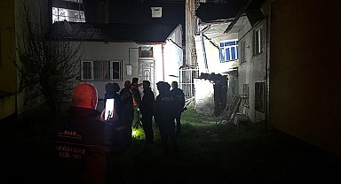 Sivas'ta 2 katlı müstakil ev yan yattı