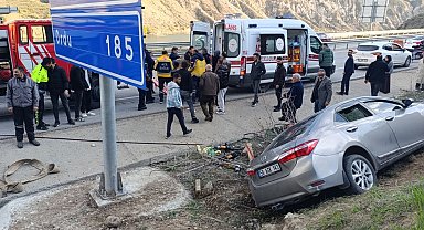 Sivas'ta otomobil şarampole devrildi: 3 yaralı