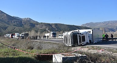 Sivas'ta TIR'ın devrildiği kaza nedeniyle ulaşım aksadı