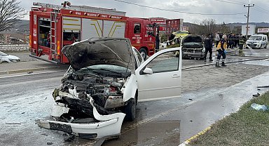 Sivasspor tesisleri önünde otomobil, taksiye çarptı: 4'ü futbolcu 6 yaralı