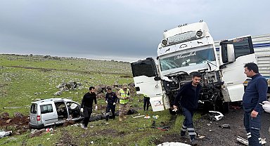 Siverek'te TIR ile hafif ticari araç çarpıştı: 2 ölü, 1 yaralı