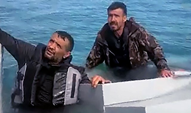Su alan teknedeki 3 kişiyi, balıkçılar kurtardı