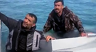 Su alan teknedeki 3 kişiyi, balıkçılar kurtardı