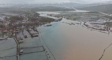 Su basan 3 mahalle ve 1 köy dronla görüntülendi