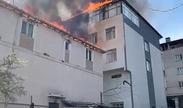 Sultanbeyli'de 2 binanın çatısı alev alev yandı