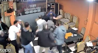 Sultangazi'de araçtan çıkan yüksek ses müzik kahvehanenin camını titretti; müşteriler deprem sanıp kaçtı