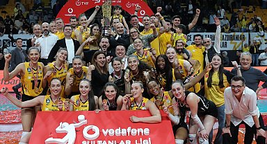 Sultanlar Ligi şampiyonu VakıfBank kupasını aldı