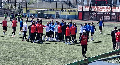 Süper Amatör Lig maçında ev sahibi futbolcular ile deplasman taraftarları arasında gerginlik