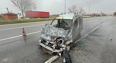 Sürücüsünün direksiyonda rahatsızlandığı araç, cip ile bariyerlere çarpıp alev aldı