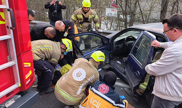 Sürücüsünün epilepsi nöbeti geçirdiği otomobil bariyerlere çarptı; 2 yaralı