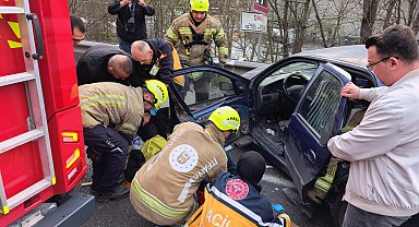 Sürücüsünün epilepsi nöbeti geçirdiği otomobil bariyerlere çarptı; 2 yaralı