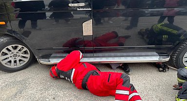 Sürücüsünün geri manevra yaptığı minibüsün çarptığı yaya yaralandı