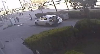 Sürücüsünün geri manevra yaptığı otomobil kadına çarptı; kaza kamerada