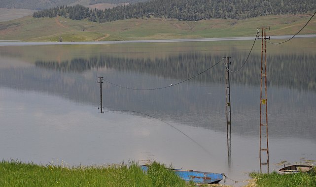Tahtaköprü Barajı kıyısındaki elektrik direkleri, 52 yıl sonra ilk kez suya gömüldü