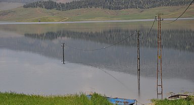 Tahtaköprü Barajı kıyısındaki elektrik direkleri, 52 yıl sonra ilk kez suya gömüldü