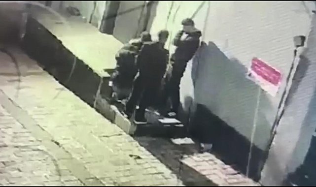 Taksim'de yardım etme bahanesiyle alkollü kişinin çantasını çaldılar