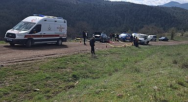 Tamir etmek istediği otomobilin altında kalarak öldü