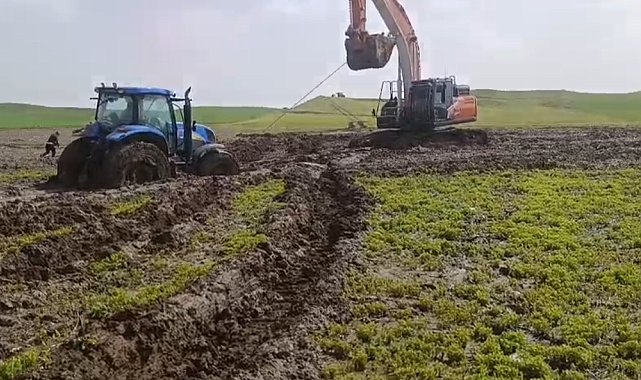 Tarlada çamura saplanan traktörler 3 gün sonra kurtarıldı