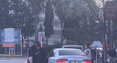 Tartıştıkları kadını otomobilden indirip bıraktılar; o anlar kamerada