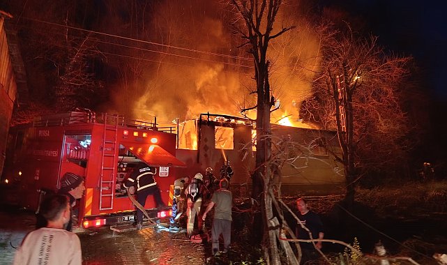 Tek katlı ev alev alev yandı