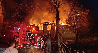 Tek katlı ev alev alev yandı