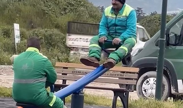 Temizlik görevlilerinin molada 'tahterevalli' eğlencesi